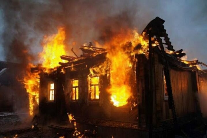 У Харківській області загорівся приватний будинок: рятувальники гасили масштабну пожежу, загинула пенсіонерка
