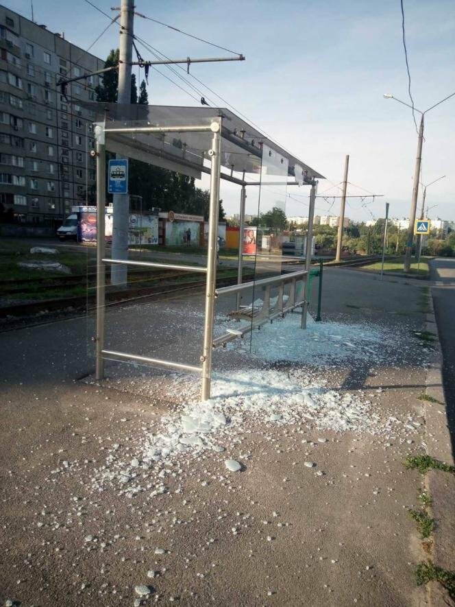  Росіяни обстріляли у Харкові зупинку громадського транспорту та житлові квартали: поранено двоє людей, - ФОТО 
