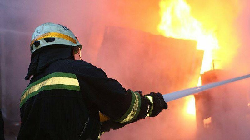 На Харківщині бійці ДСНС гасили пожежу дві години у житловому будинку: врятовано чоловіка, який отруївся чадним газом