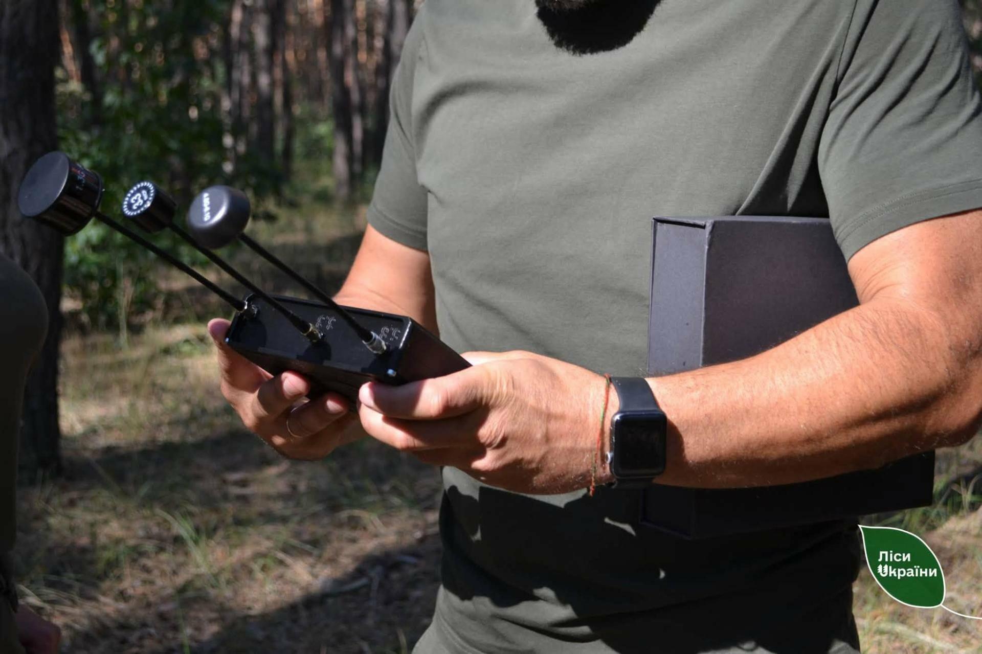 Лісівників Харківщини захищатимуть від FPV-дронів: працівникам передали детектори