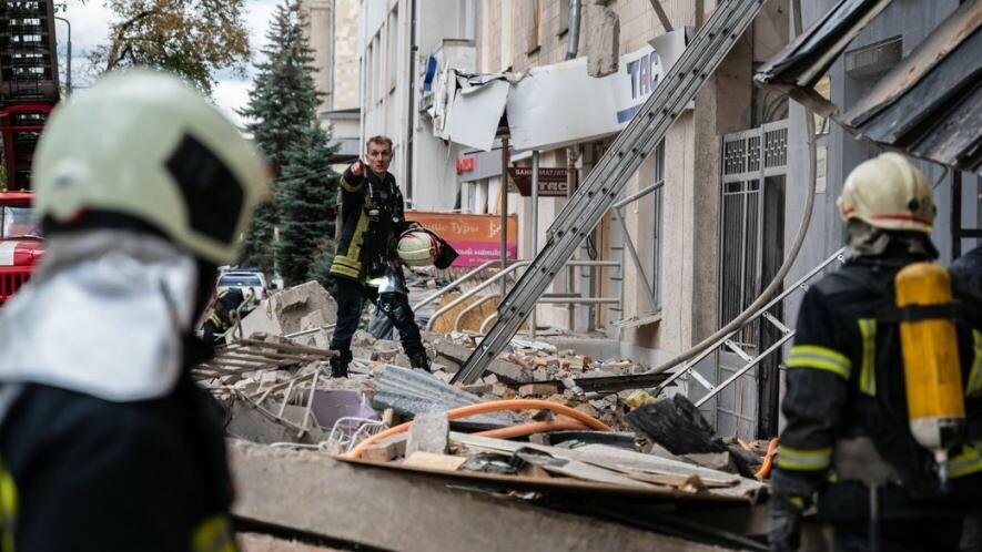 росіяни обстріляли Харків ракетами та РСЗВ. Місто без світла, метро працює як укриття