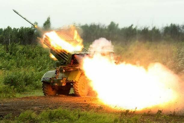 Російська армія із РСЗВ обстріляла село на Харківщині: є загибла, виникла пожежа