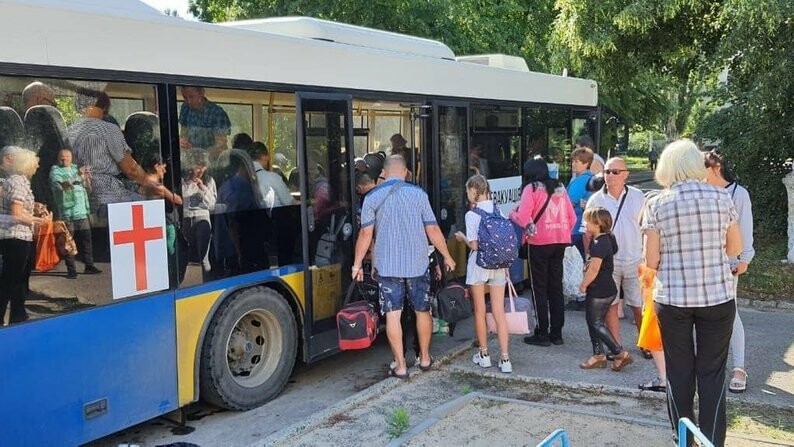 У Харківській області евакуювали майже вісім сотень людей з окупованих територій: серед них - більше 200 дітей
