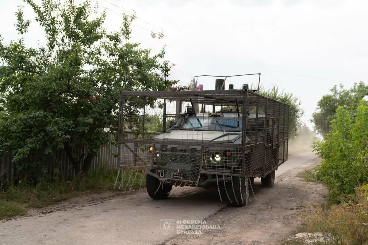 Ховалася у підвалах після загибелі матері: з палаючого Куп'янська бійці евакуювали цивільну жінку