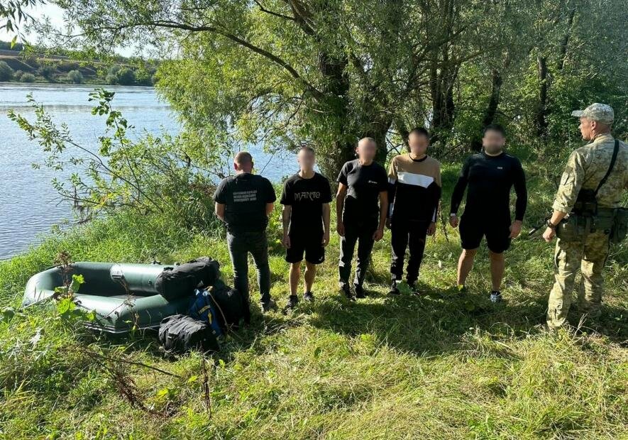 На Вінниччині прикордонники затримали харків'ян, які намагалися на човні незаконно втекти до Молдови, - ВІДЕО