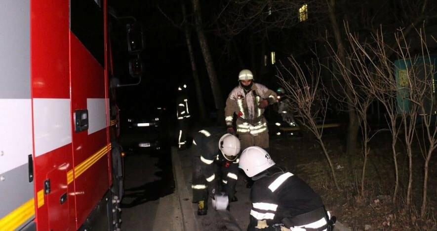 Залишила їжу на ввімкненій плиті і ледь не задихнулась димом: у Харкові бійці ДСНС врятували жінку