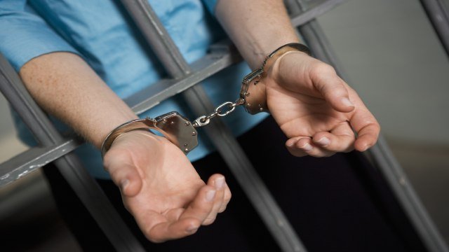 Користуючись відсутністю вуличного освітлення, грабував літніх жінок: у Харкові рецидивіст отримав термін