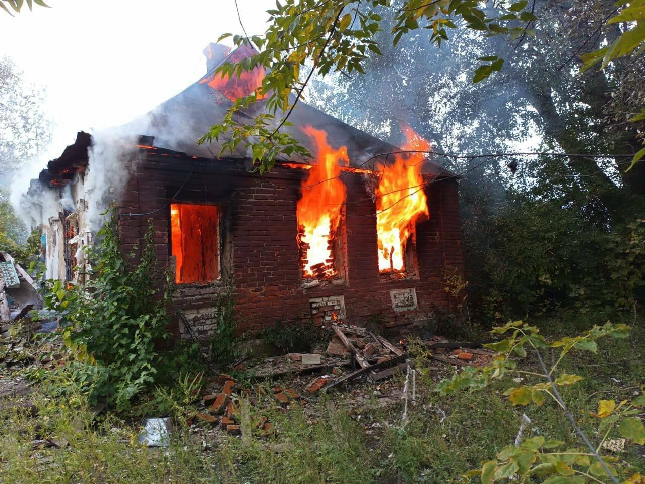 Московити вдарили по Слатиному та Золочеву на Харківщині: вирує пожежа