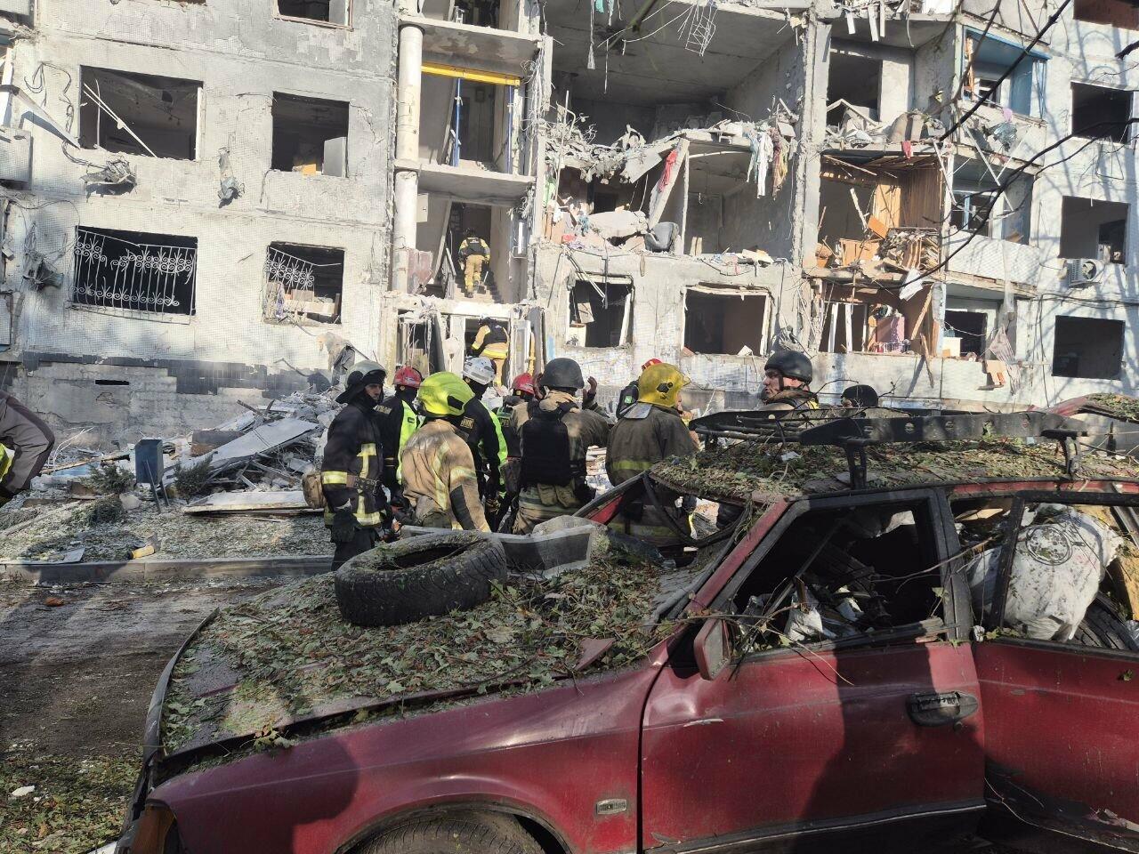 Вже 29 постраждалих: рятувальники розбирають багатоповерхівку на Салтівці, куди влучила "бандероль" рф,