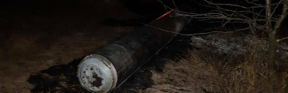 На Харківщині окупанти ракетами С-300 обстріляли Куп'янськ та Печеніги: зруйновано стіну будівлі, пошкоджене авто, - ФОТО