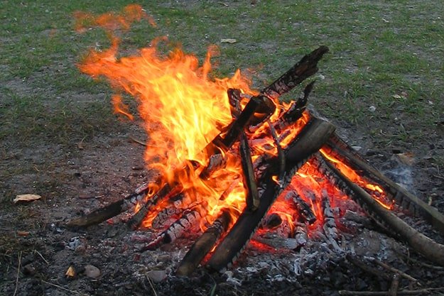 На Харківщині хлопець кинув пакет з порохом в багаття: дитину шпиталізовано