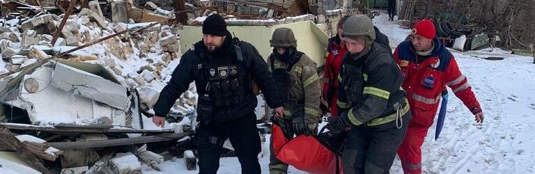 У Харківській області поліцейські врятували життя чоловіка, який опинився під завалами через обстріл