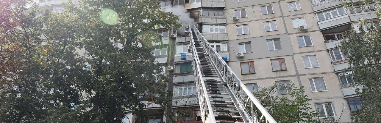 У Харкові під час пожежі у багатоповерхівці загинув чоловік, - ФОТО