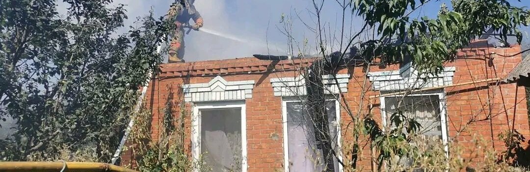 На Харківщині за добу окупанти обстріляли пʼять районів області: поранено трьох людей, пошкоджено будинки та елеватор