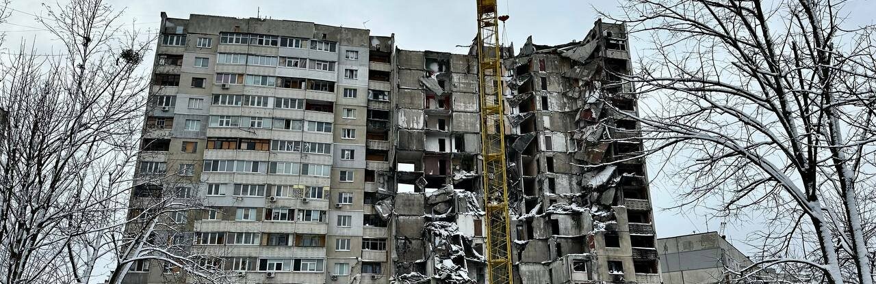 У міськраді повідомили, коли буде завершено демонтаж пошкодженого підʼїзду будинку на Ужвій, 82