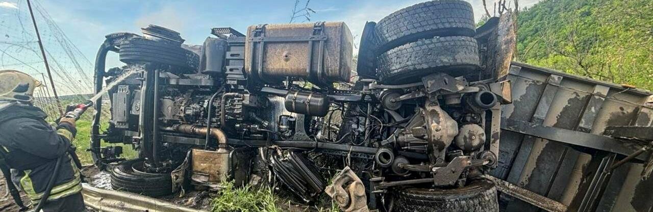 Удар по окружній Харкова: водій вантажівки загинув у палаючому авто,