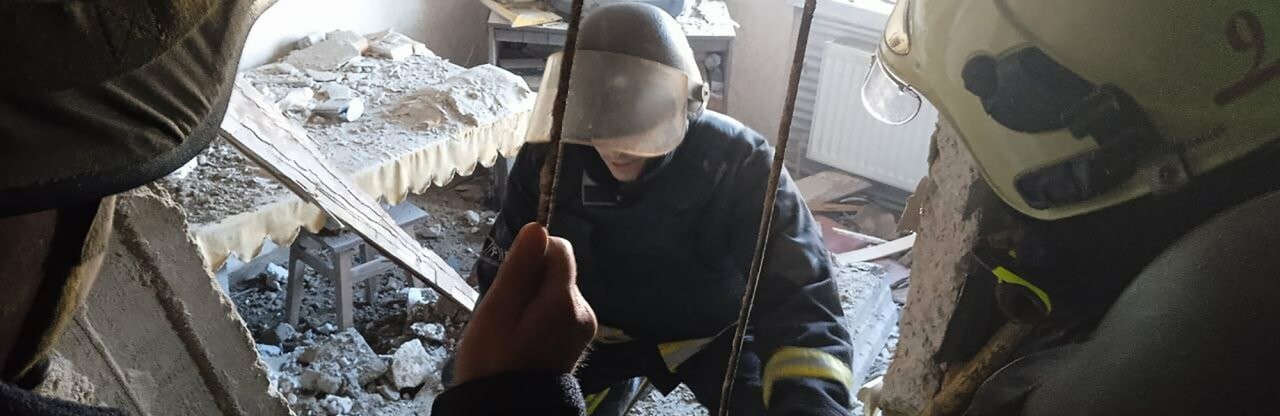 На Харківщині під завалами зруйнованого снарядами будинку знайшли тіло жінки, - ФОТО