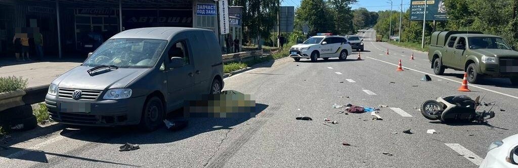 У Харківській області мікроавтобус виїхав на зустрічну смугу та збив мопед: загинули чоловік та дитина, - ФОТО