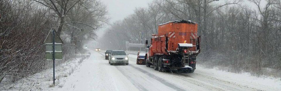 У Харківській області на державних і місцевих дорогах працює майже 150 одиниць техніки: проїзд забезпечено