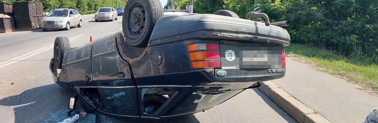 У Харкові наїхав на бетонні блоки та перевернувся 
