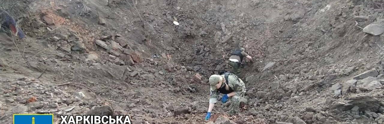 Внаслідок нічного обстрілу Харкова біля школи утворилась воронка розміром 10х10,5 метрів, - ФОТО