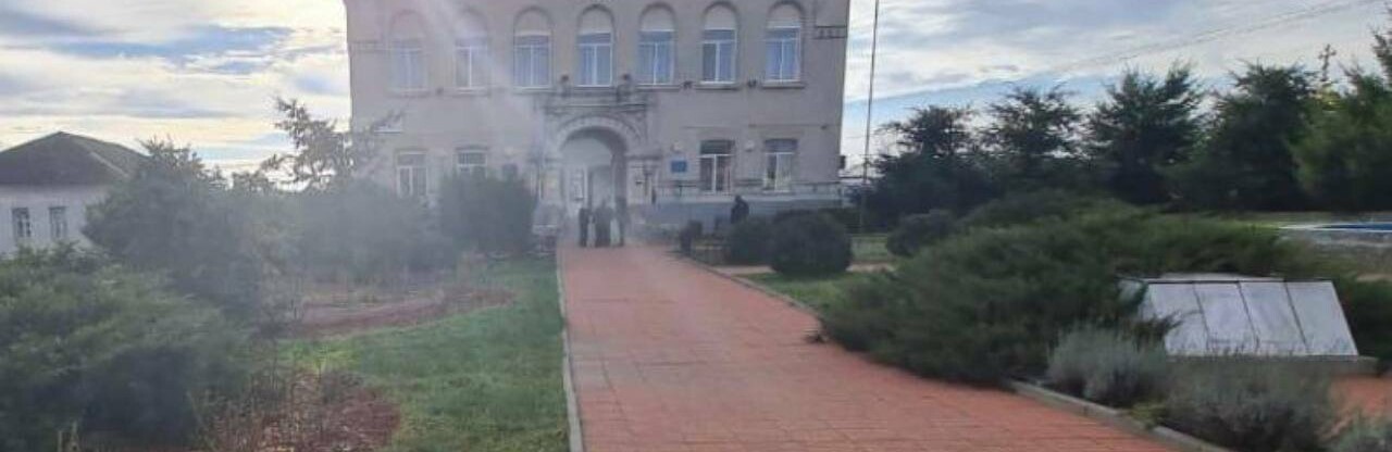 Жінка, яка у Харківській області розірвала та викинула на землю прапор України, отримала вирок суду