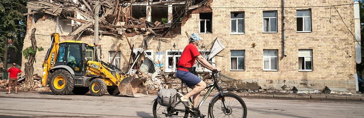 Як у Харкові комунальники усувають наслідки нічної атаки російськими дронами-камікадзе, - ФОТО