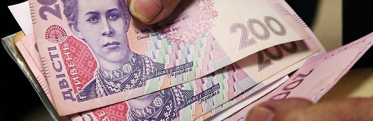 У Харкові батьки, які самостійно виховують дітей, можуть отримати грошову допомогу у розмірі 2220 гривень на дитину