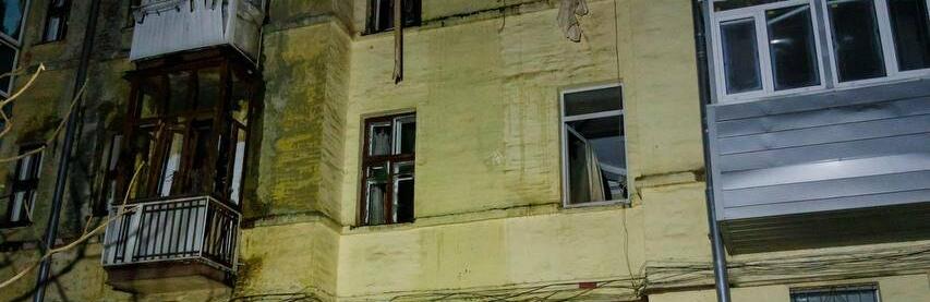 Нічний обстріл Харкова: зруйновано верхні поверхи та дах будинку, загинула жінка троє людей поранено, - ФОТО