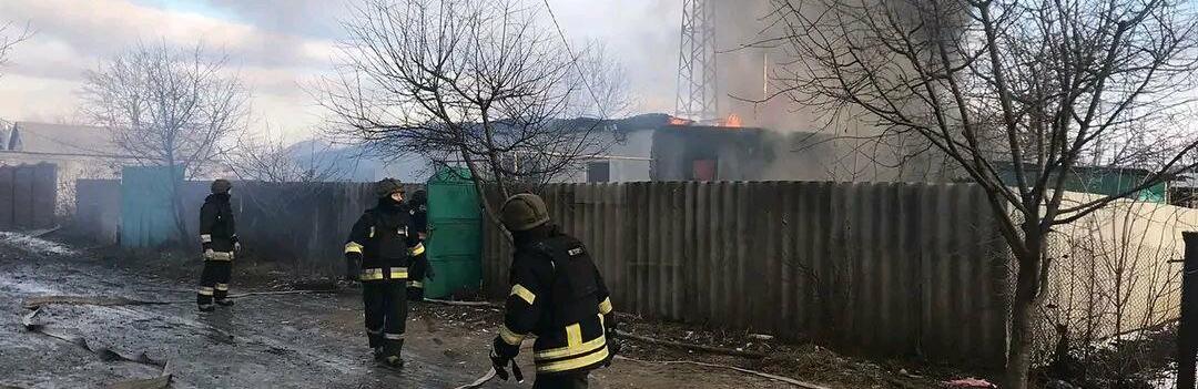 Окупанти обстріляли Козачу Лопань на Харківщині: пожежа охопила два приватних будинки, - ФОТО