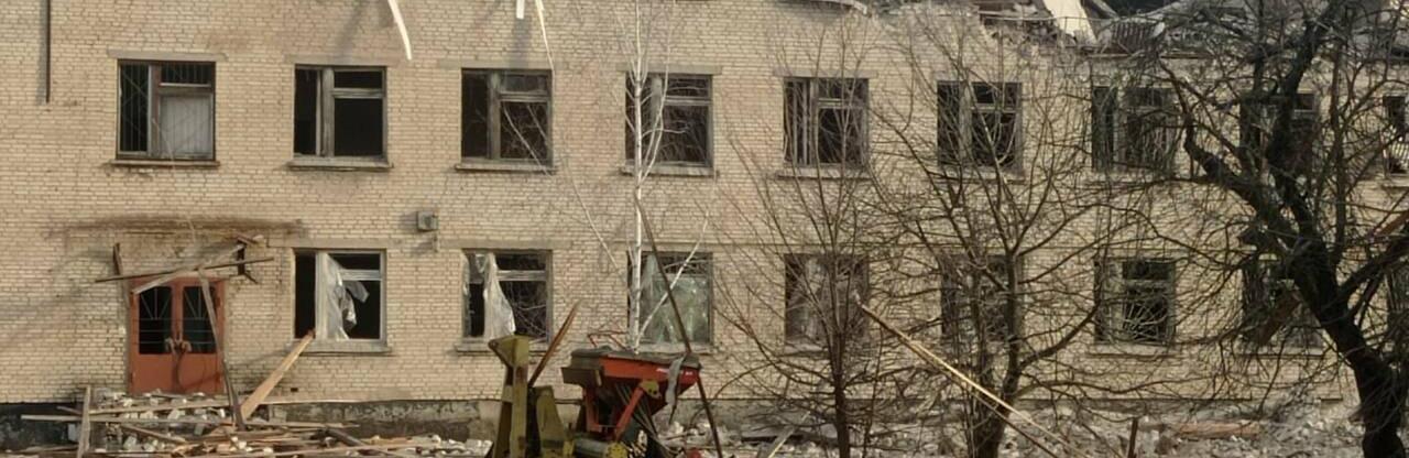 На Харківщині за добу окупанти обстріляли 21 населений пункт: поранено дві жінки, пошкоджено підприємство та будинки