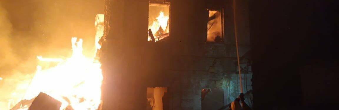 Окупанти завдали удару системою С-300 по Куп’янську: ракета влучила в адмінбудівлю, - ФОТО