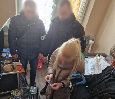 Надсилали фішингові повідомлення під виглядом платформи сайту продажу товарів: у Харкові  викрили групу шахраїв