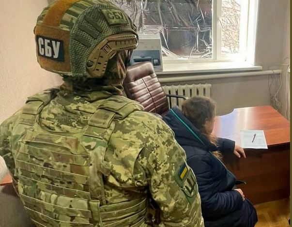 На Харківщині СБУ викрила колаборантку, яка займалась фінансовою та кадровою діяльністю окупантів