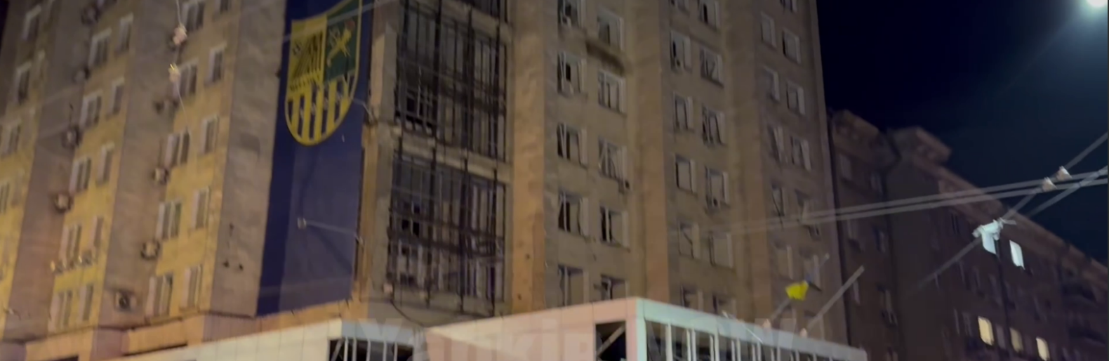 Окупанти обстріляли Харків: поранено 16 людей, пожежа у центрі міста, - ВІДЕО