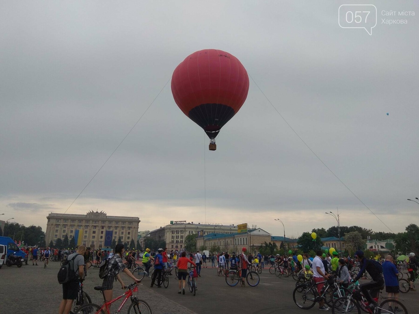 Vozdushnyj Shar I Fleshmob Na Ploshadi Svobody Kak V Harkove Proshel Veloden Foto Novosti