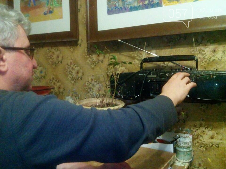 Дмитрий включает радио, чтобы под музыку создавать картины