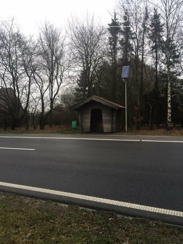 Остановка в немецкой деревне, работающая на солнечной батарее Остановка в немецкой деревне, работающая на солнечной батарее