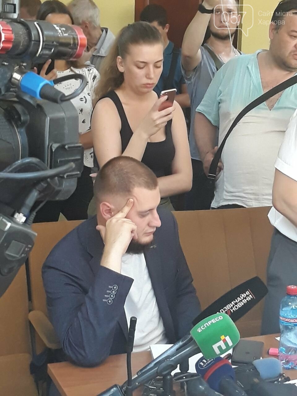 Избиение харьковского видеооператора на "Барабашово". Суд и..., фото-7 Избиение харьковского видеооператора на "Барабашово". Суд избрал меру пресечения подозреваемому, - ОНЛАЙН-ТРАНСЛЯЦИЯ, фото-7