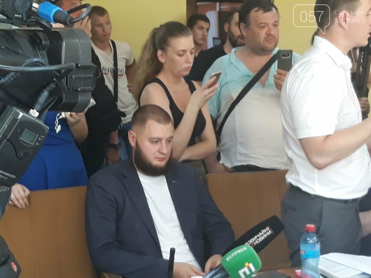 Избиение харьковского видеооператора на "Барабашово". Суд и..., фото-6 Избиение харьковского видеооператора на "Барабашово". Суд избрал меру пресечения подозреваемому, - ОНЛАЙН-ТРАНСЛЯЦИЯ, фото-6