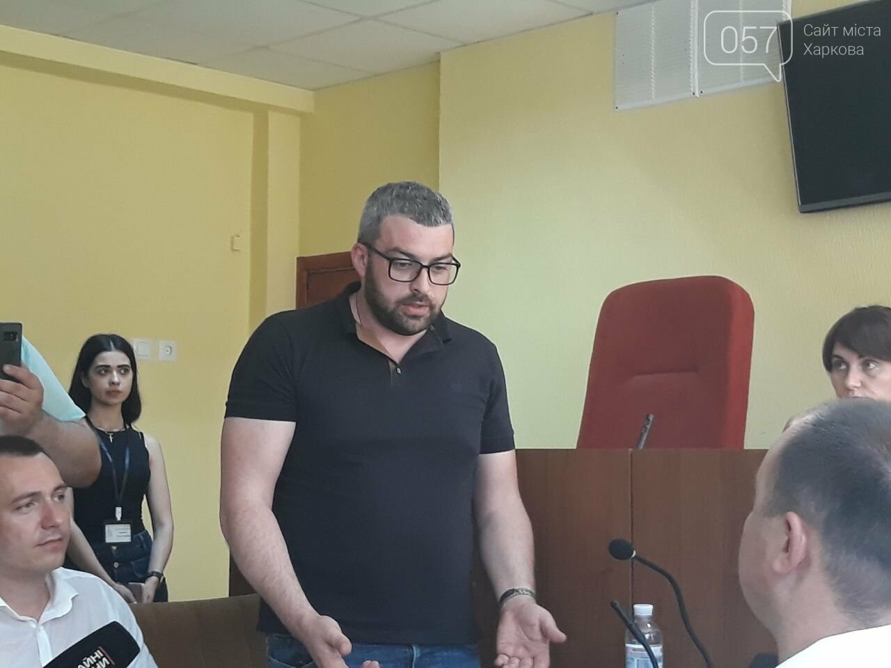 Избиение харьковского видеооператора на "Барабашово". Суд и..., фото-5 Избиение харьковского видеооператора на "Барабашово". Суд избрал меру пресечения подозреваемому, - ОНЛАЙН-ТРАНСЛЯЦИЯ, фото-5