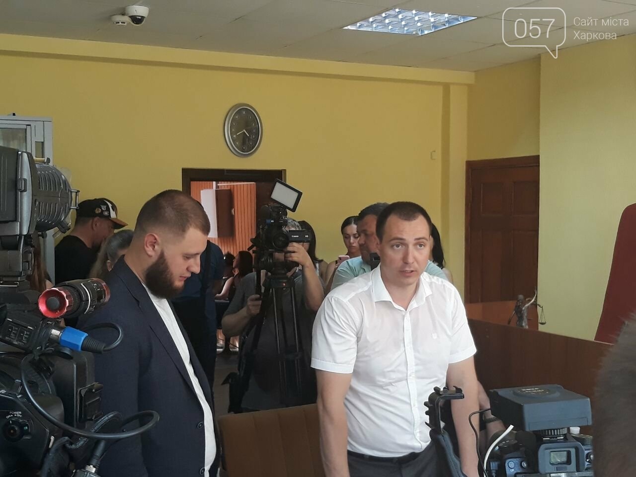 Избиение харьковского видеооператора на "Барабашово". Суд и..., фото-4 Избиение харьковского видеооператора на "Барабашово". Суд избрал меру пресечения подозреваемому, - ОНЛАЙН-ТРАНСЛЯЦИЯ, фото-4