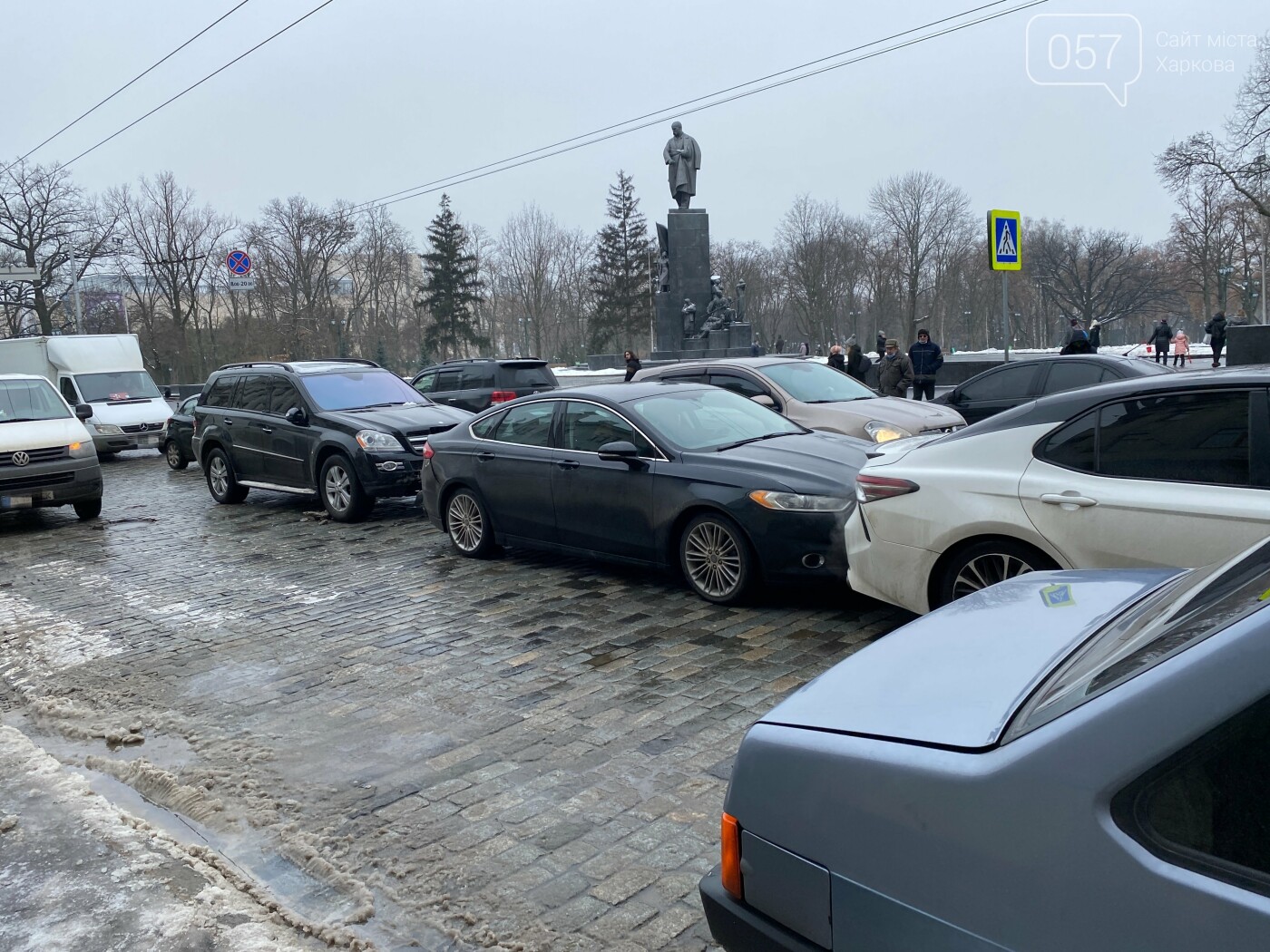 На Сумской возле памятника Шевченко произошло тройное ДТП: машины столкнулись «паровозиком», - ФОТО, фото-1