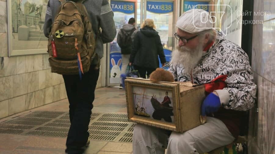 "Быть добру": в харьковском метро выступает шарманщик с кролем, - ВИДЕО, фото-1