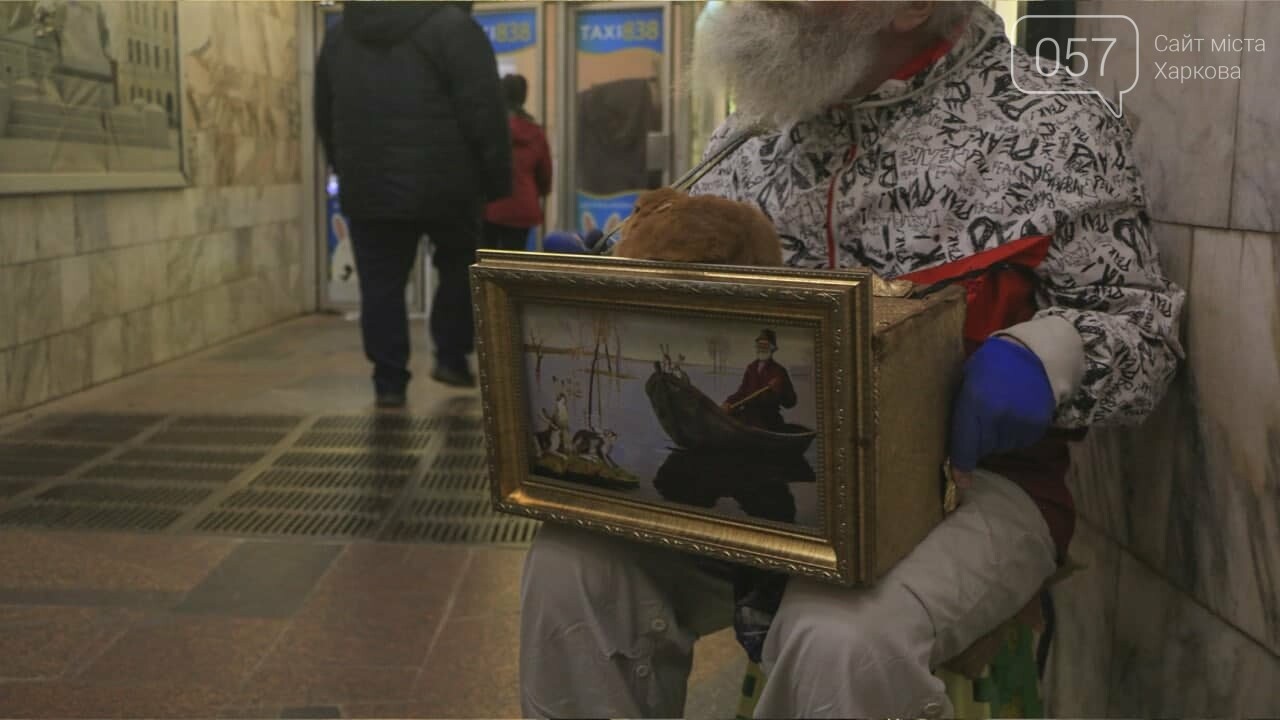 "Быть добру": в харьковском метро выступает шарманщик с кролем, - ВИДЕО, фото-3
