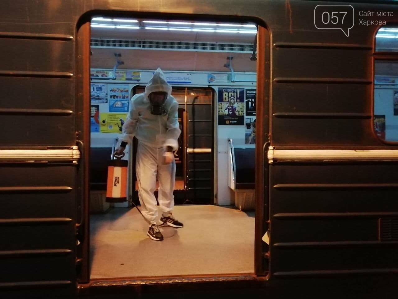 Трехразовая уборка и дезинфектор в костюме: в метро Харькова показали, как убирают вагоны во время пандемии, - ФОТО, ВИДЕО, фото-10