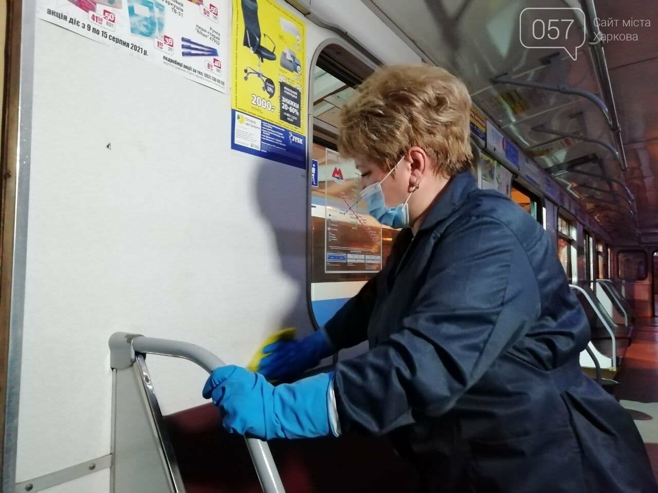 Трехразовая уборка и дезинфектор в костюме: в метро Харькова показали, как убирают вагоны во время пандемии, - ФОТО, ВИДЕО, фото-3