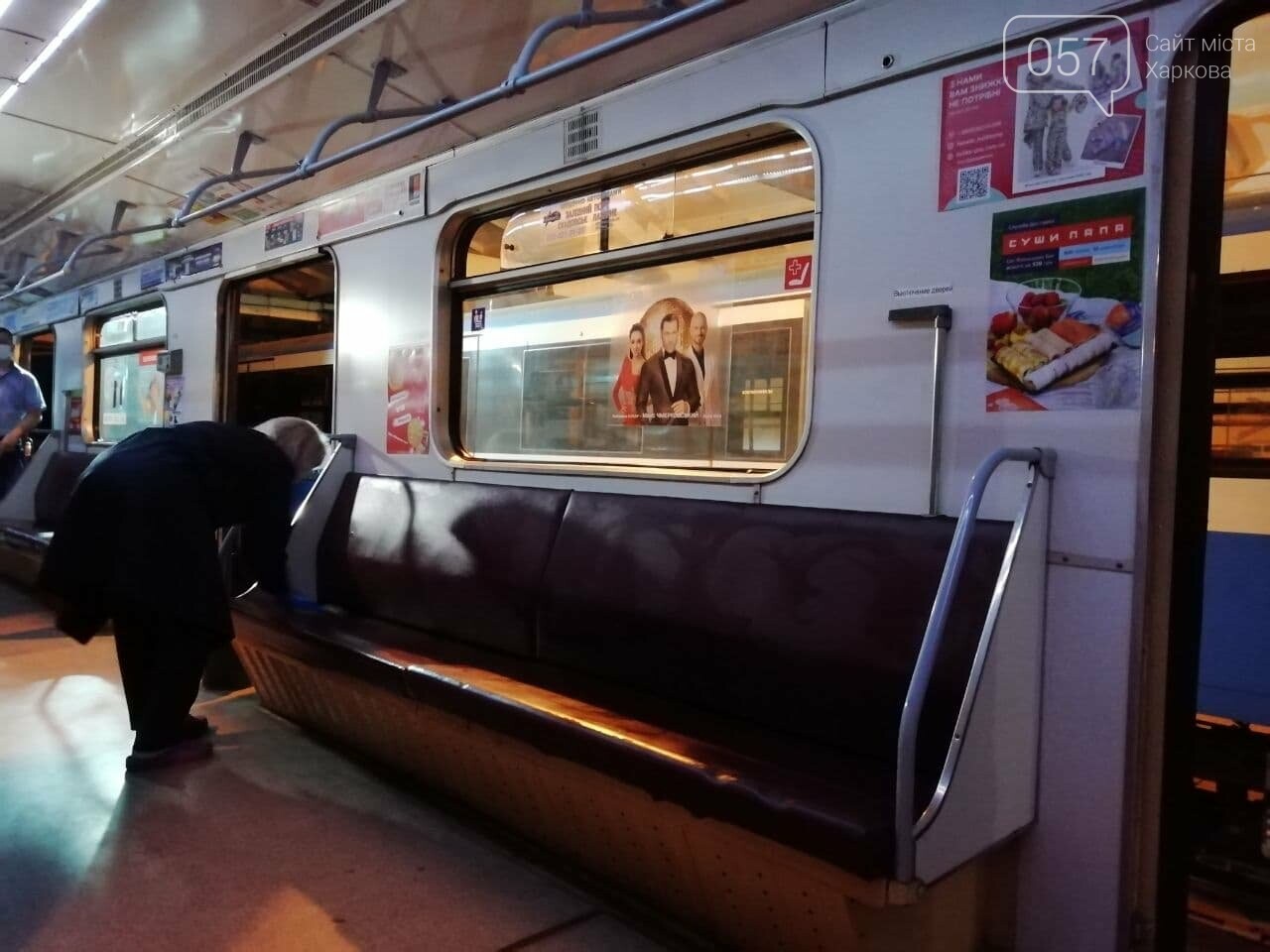 Трехразовая уборка и дезинфектор в костюме: в метро Харькова показали, как убирают вагоны во время пандемии, - ФОТО, ВИДЕО, фото-4