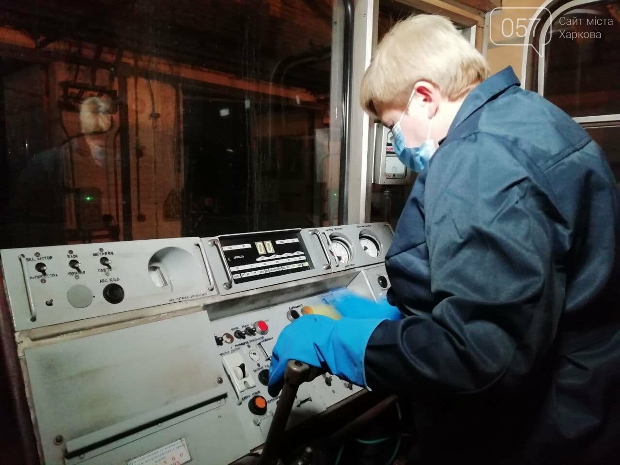 Трехразовая уборка и дезинфектор в костюме: в метро Харькова показали, как убирают вагоны во время пандемии, - ФОТО, ВИДЕО, фото-6