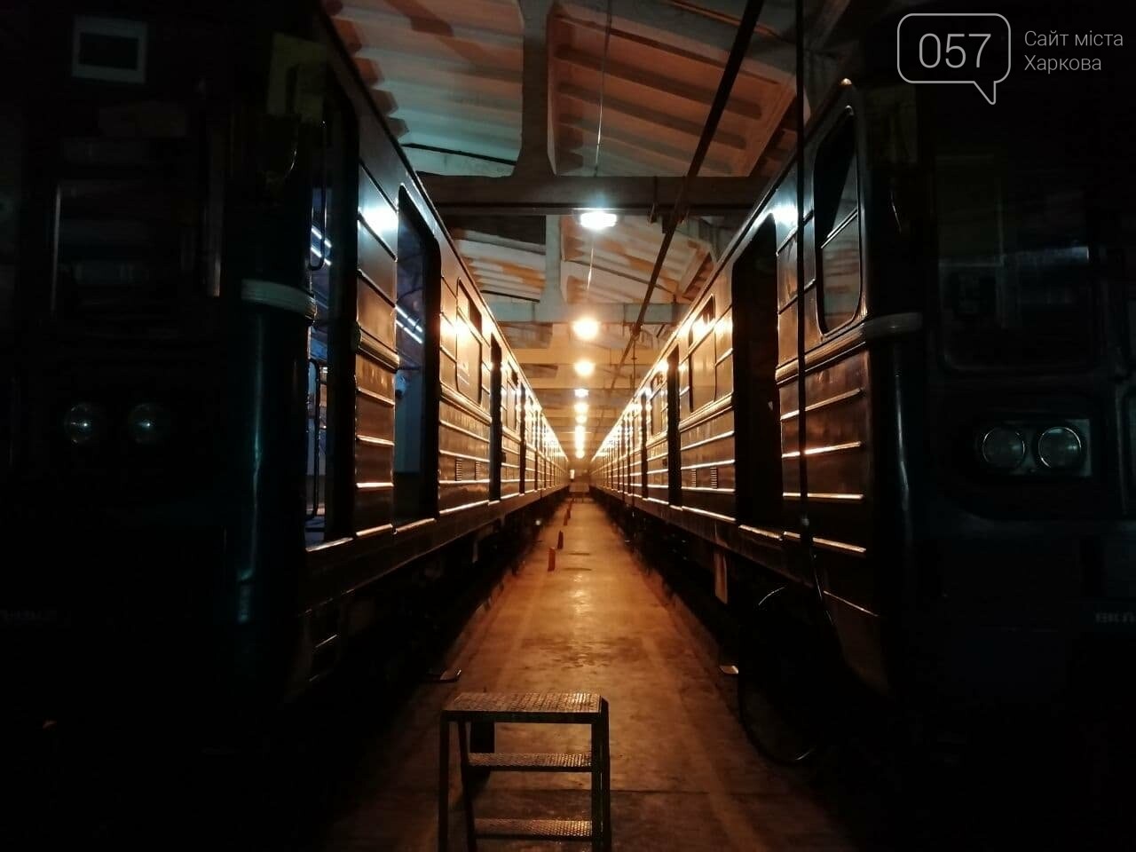 Трехразовая уборка и дезинфектор в костюме: в метро Харькова показали, как убирают вагоны во время пандемии, - ФОТО, ВИДЕО, фото-1